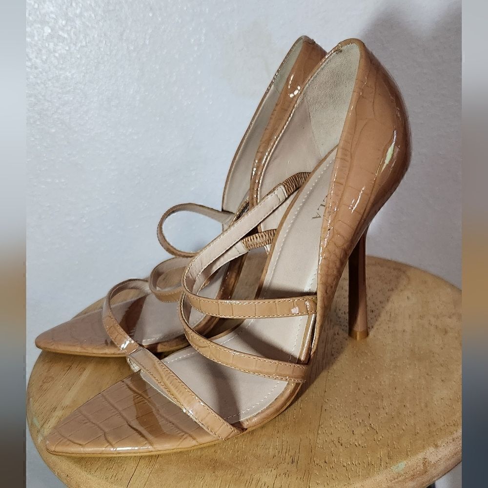 NWOB Carvela Gravitate Croc Embossed Heel Sandals Size 10 in Nude Tan